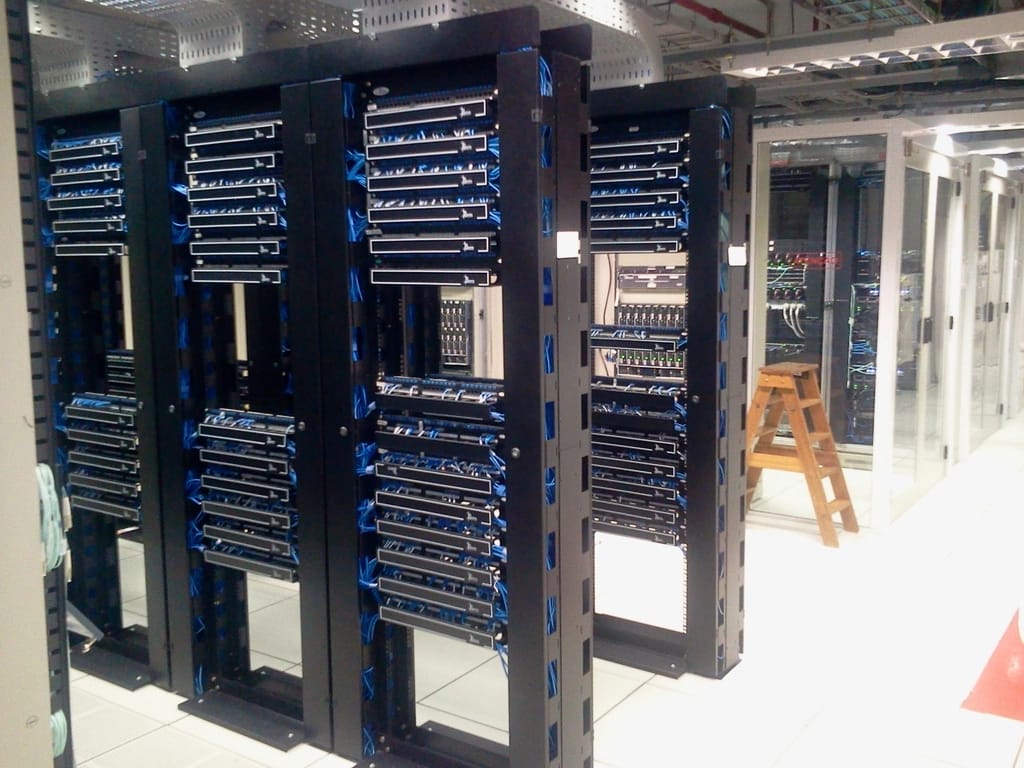 Corredor entre racks de servidores em um data center