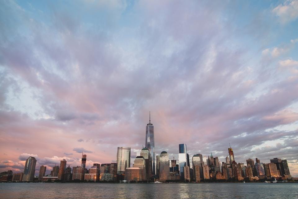 Skyline de Nova York ao entardecer, visto do outro lado da água