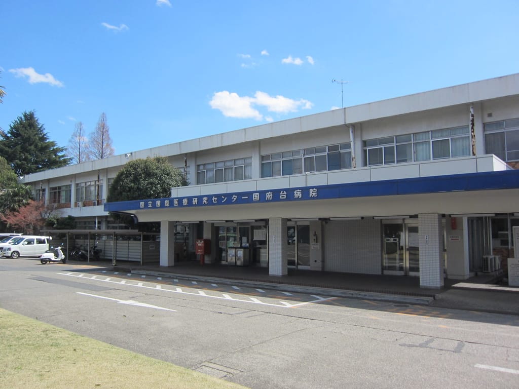 Fachada de um prédio institucional de dois andares com letreiro em japonês